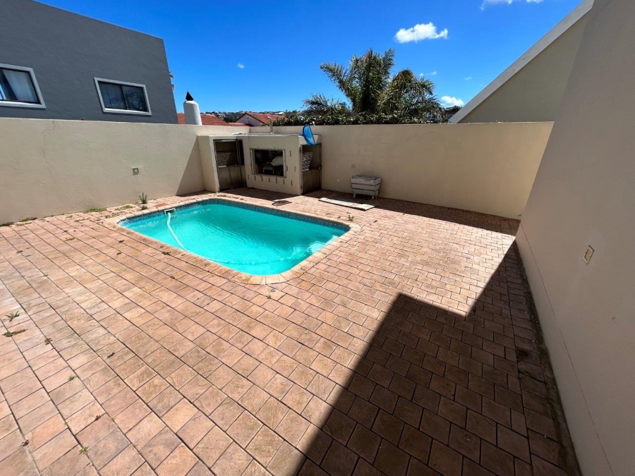 9 Bedroom Property for Sale in Wavecrest Eastern Cape